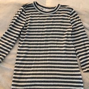 Quarter sleeve striped shirt